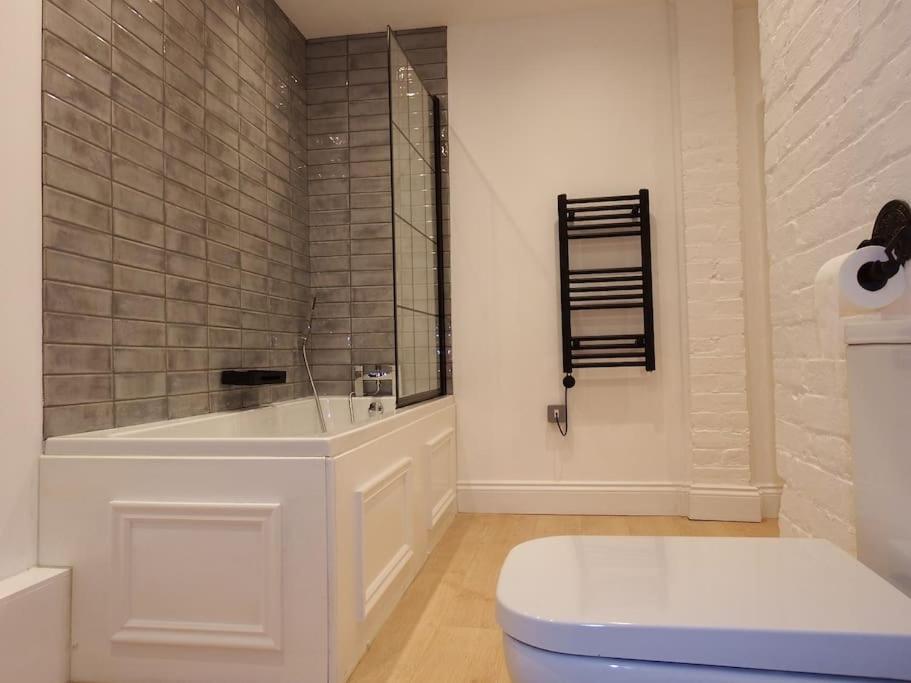 Newly Renovated Stunning Warehouse Apartment 伯恩茅斯 外观 照片