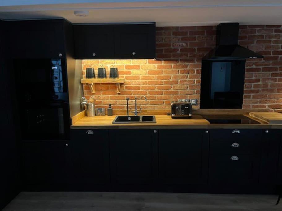 Newly Renovated Stunning Warehouse Apartment 伯恩茅斯 外观 照片