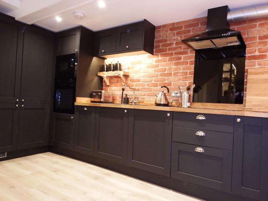 Newly Renovated Stunning Warehouse Apartment 伯恩茅斯 外观 照片